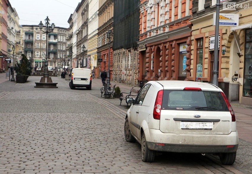 Samochody parkują na Deptaku Bogusława. Bo można [ZDJĘCIA] 