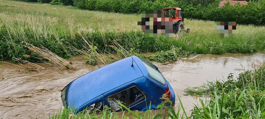 Golf przeleciał kilkadziesiąt metrów i wpadł do rzeki