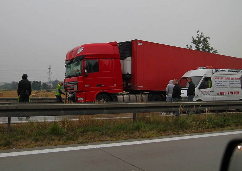 Farby i rozpuszczalniki rozlane na A4. Autostrada w kierunku Wrocławia była zablokowana (ZDJĘCIA)