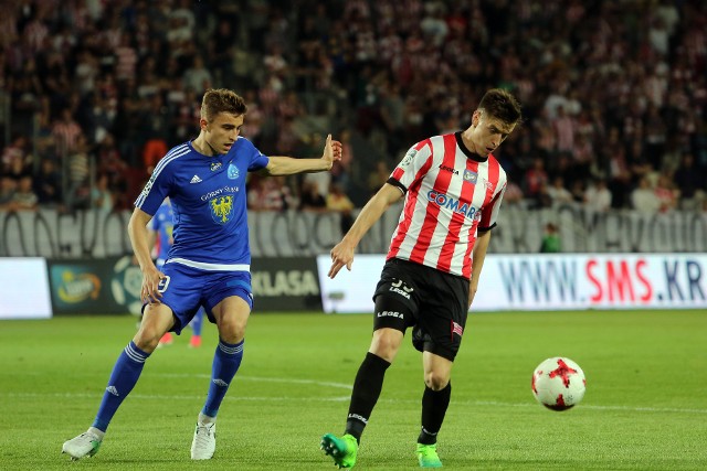 Michał Helik (z lewej) w meczu Cracovii z Ruchem. Teraz z Krzysztofem Piątkiem grają w jednej drużynie