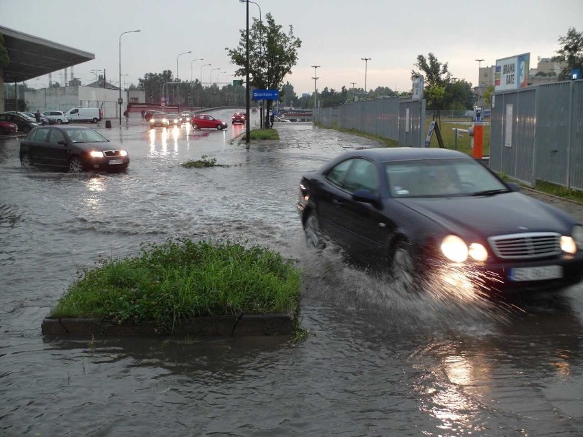 Burza w Łodzi. Nawałnica nad Łodzią. Powalone drzewa, gałęzie na drogach, zalane ulice [ZDJĘCIA]