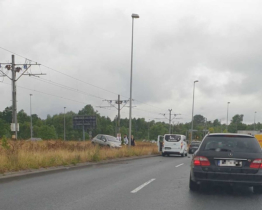 Kolizja na Basenie Górniczym w Szczecinie. Auto wpadło na torowisko