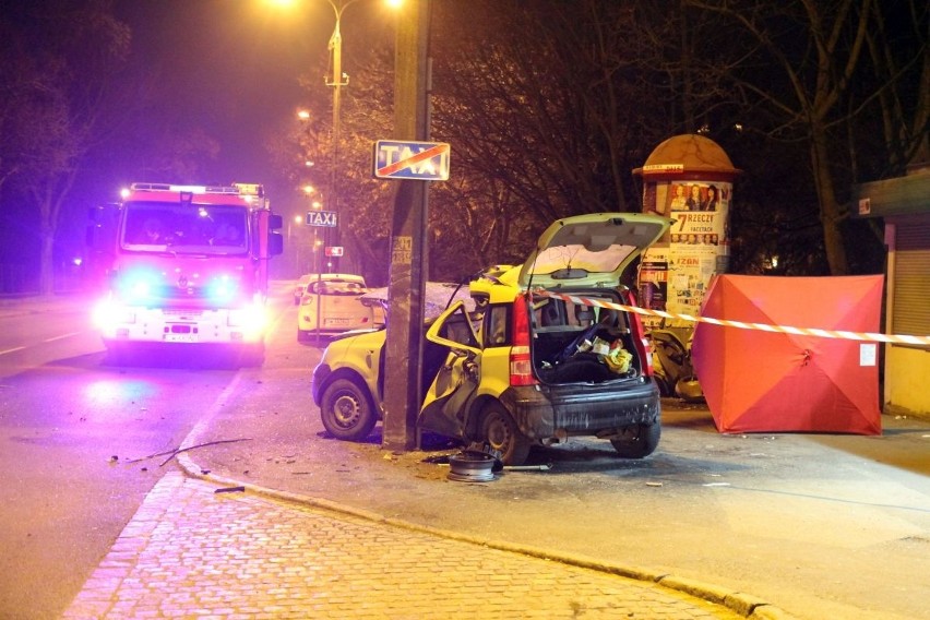 Śmiertelny wypadek na Opolskiej. Fiat wbił się w latarnię
