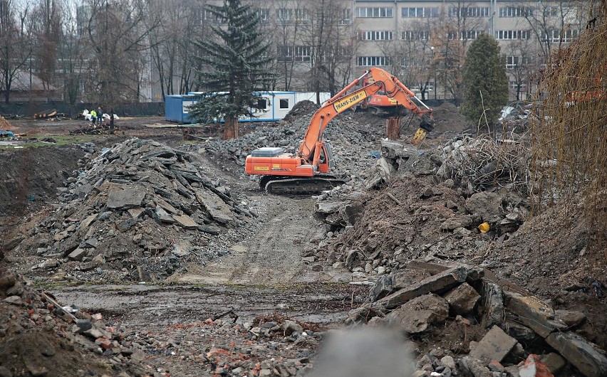 Kraków. Trwają prace rozbiórkowe dawnego basenu „Polfy" przy ul. Eisenberga. W jego miejscu powstanie nowy obiekt pływacki [ZDJĘCIA]