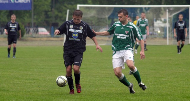 Piłkarze Unii (ciemne stroje) przegrali w Ostrowcu 0-1.