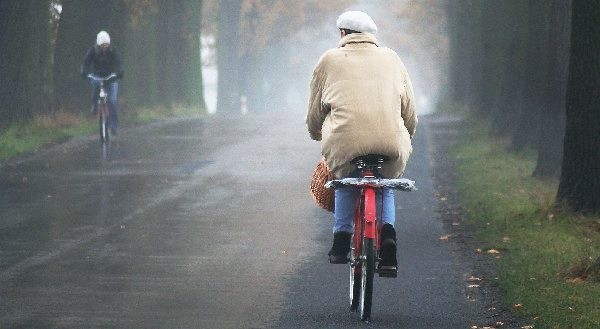 W razie mgły i nocą rowerzysta bez  odpowiedniego oznakowania, choćby  odblasków, ryzykuje życie