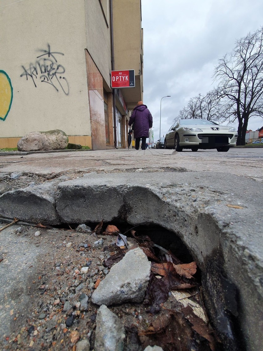 Zapadnięta studzienka przy ulicy Wiejskiej w Słupsku. Mieszkaniec prosi o interwencję