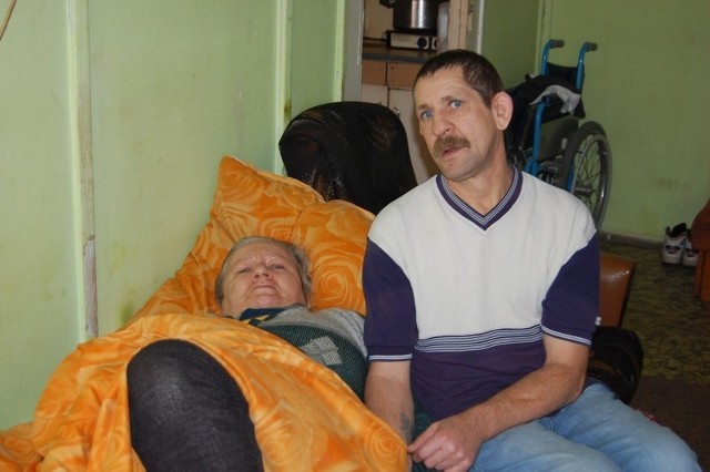 Marian Doberstein i Hanna Filipiak mieszkają w  baraku nr 8  od ośmiu lat. Kobieta wymaga stałej opieki, jest po udarze mózgu.