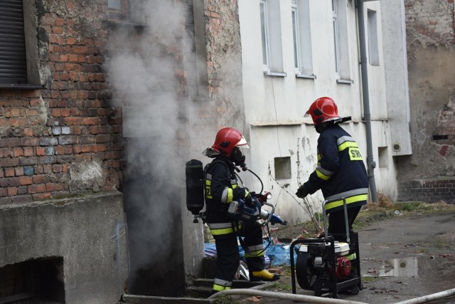 Pożar w budynku na wrocławskim Nadodrzu. Dwie osoby poparzone