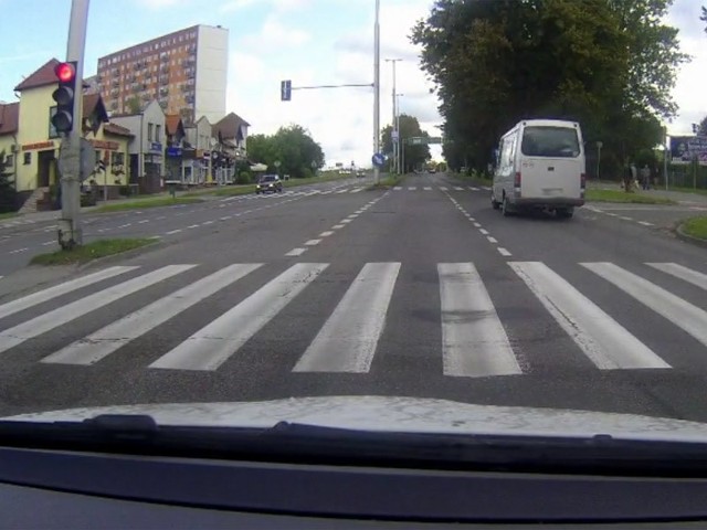 Nasz Internauta przesłał nam filmik z tego, jak jeden z kierowców przejeżdża na czerwonym świetle przez przejście dla pieszych, dla których jest włączone z kolei zielone.  
