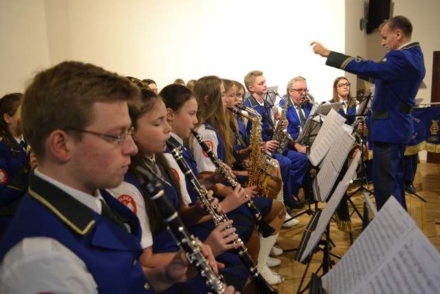 Koncert orkiestry dętej w odnowionym budynku byłej synagogi w Koronowie