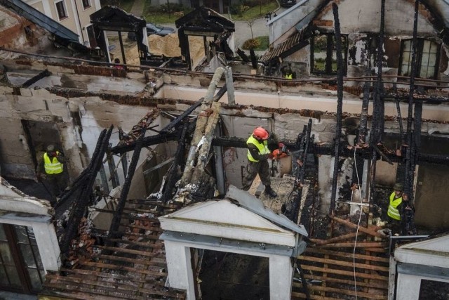 Kilkunastu żołnierzy 2 Lubelskiej Brygady Obrony Terytorialnej wspiera prace przy usuwaniu szkód po pożarze w Domu Pielgrzyma w Kodniu
