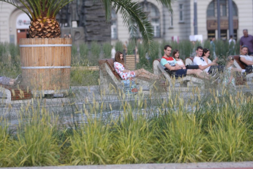 Palmy i leżaczki nad sztuczną Rawą przyciągają na Rynek w...