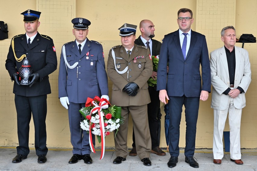 W Sandomierzu upamiętniono 84. rocznicę niemieckiego nalotu na węzeł kolejowy. Złożono kwiaty i zapalono znicze. Zobacz zdjęcia