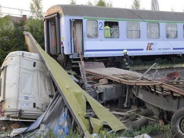 Słupska Prokuratura Okręgowa ma już część opinii biegłych w sprawie kwietniowej katastrofy kolejowej w Mostach. 