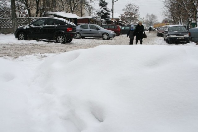 Na chodniku przy ulicy Piekoszowskiej w Kielcach zalega gruba warstwa śniegu. Żeby tędy przejść, trzeba wejść na ulicę.