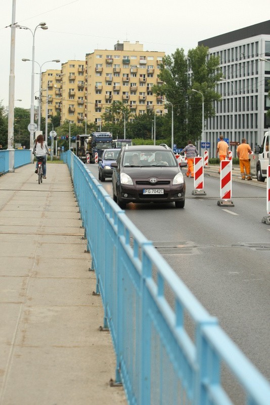 Wrocław: Remontują mostu Pokoju. Zajęli jeden pas (ZDJĘCIA)