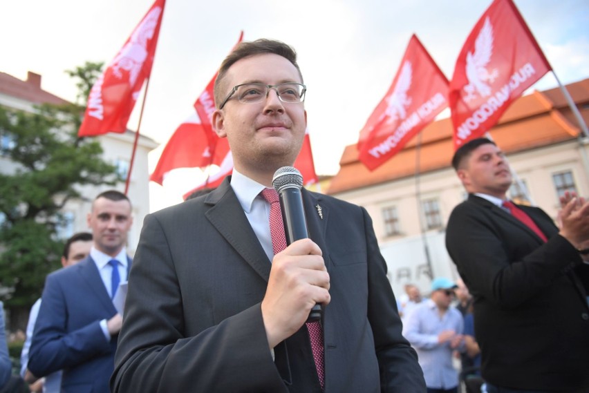 Kilkaset osób na spotkaniu z Krzysztofem Bosakiem, kandydatem na prezydenta Polski, na Rynku w Kielcach [ZDJĘCIA, WIDEO]