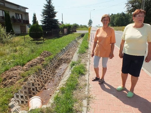 Przy ulewnych deszczach woda nie mieści się w tym rowie i zalewa nasze podwórka i domy - mówią Dominika Bilska i Anna Kania ze Stykowa w gminie Brody.
