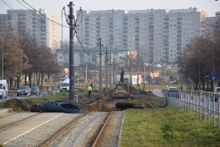 Częstochowa: Rozpoczęła się przebudowa linii tramwajowej na Północy. Na razie zrywane są stare szyny ZDJĘCIA