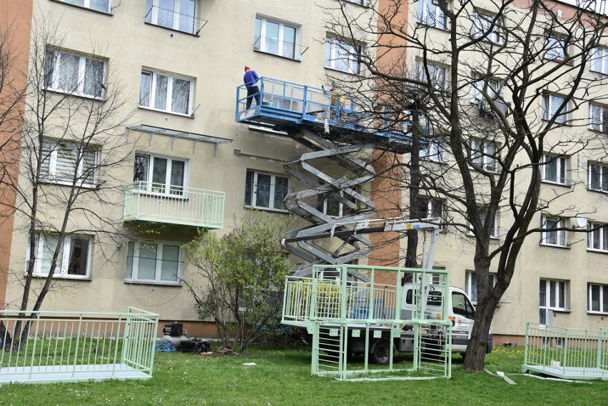 Doczepiane balkony przebojem blokowisk z czasów PRL w Tarnowie i Krakowie. Chce je mieć coraz więcej lokatorów. Jaki koszt? ZDJĘCIA 2.05.22