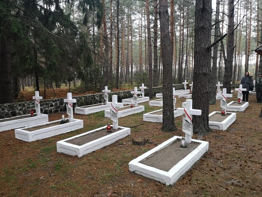 Ogień Niepodległości z polskiego cmentarza na Ukrainie już jest w Ostrowcu. Zapłonie 11 listopada przy pomniku Józefa Piłsudskiego [ZDJĘCIA]