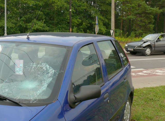 Punto z rozbitą szybą, na drugim planie uszkodzony peugeot.