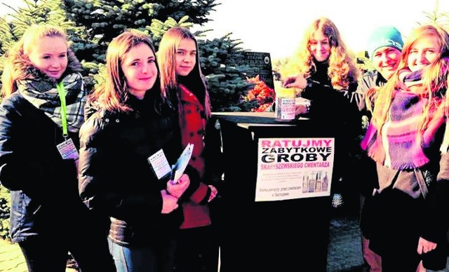 Przez całą niedzielę młodzież w Skaryszewie zbierała datki na rzecz ratowania starych grobów na miejscowym cmentarzu.