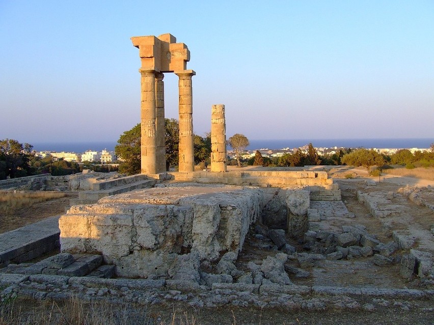To jedna z najchętniej wybieranych greckich wysp, a lot na...