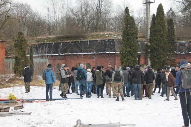 Jedna z grup szykuje się do szturmu na fort.