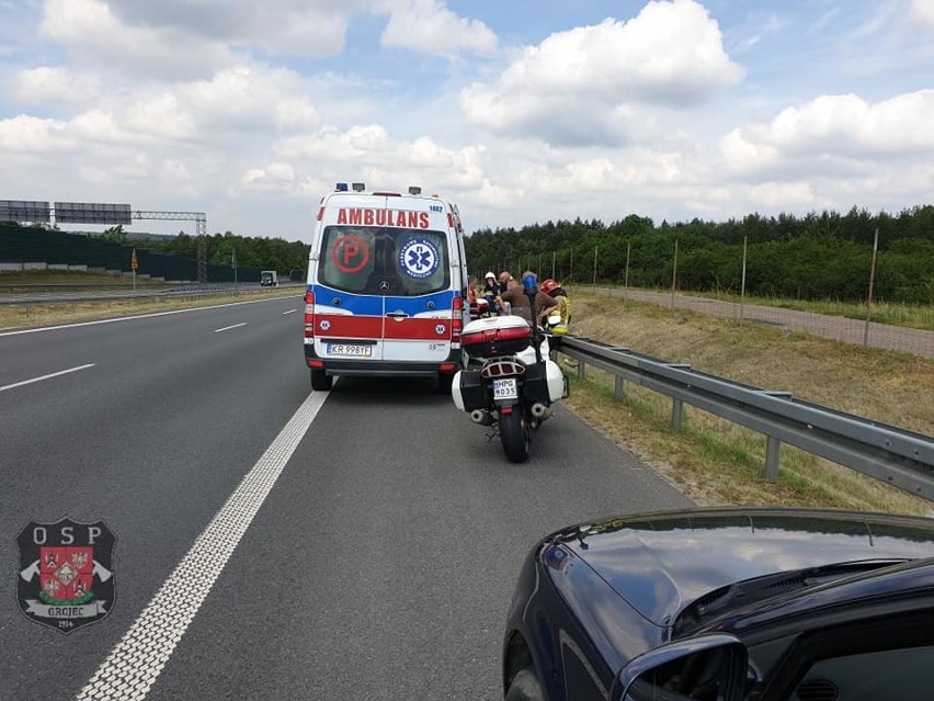 Wypadek na A4. Skuter zderzył się z samochodem na autostradzie, kierowca trafił do szpitala [ZDJĘCIA]