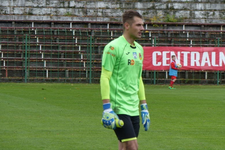 Trzecia liga. Piłkarze KSZO 1929 Ostrowiec od 42 minuty grali z przewagą jednego zawodnika, ale przegrali z Wisłoką Dębica 0:2