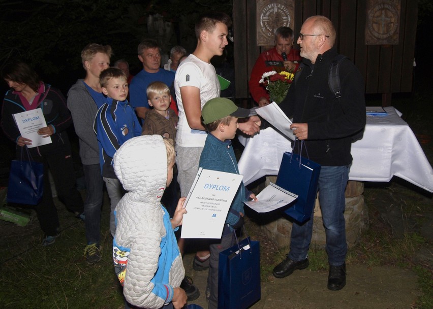 Odkryj Beskid Wyspowy. W sobotni wieczór wspięli się na Ćwilin, a w niedzielny poranek pokonali Łopusze Wschodnie