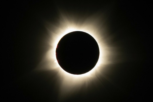 W galerii zamieszczamy najciekawsze - naszym zdaniem - zdjęcia zaćmienia Słońca, które pojawiły się do tej pory na Instagramie. Znajdziecie tu zarówno fotografie wykonane przy użyciu teleobiektywów/teleskopów, jak i szersze ujęcia. Tak wyglądało zaćmienie Słońca w poniedziałek, 8 kwietnia 2024 roku ▶▶