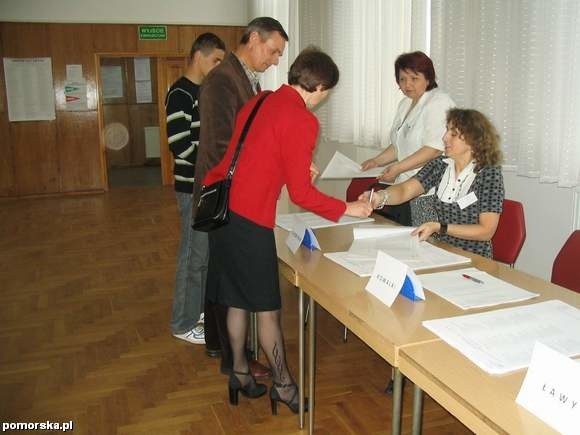 Obwodowa Komisja Wyborcza Nr 2 w Rypinie W wyborach wzięli udział m.in. Anna, Zbigniew i Dawid Paradowscy z Głowińska.