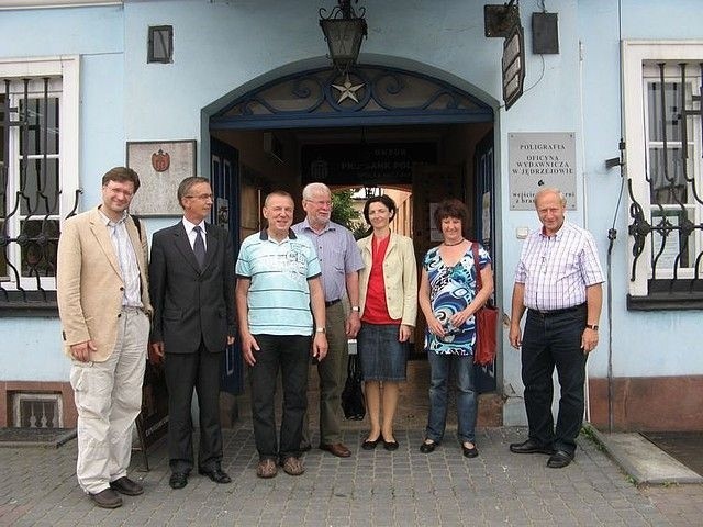 Delegacja z Niemiec przed Muzeum Przypkowskich w Jędrzejowie.