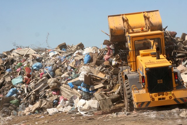 Składowisko śmieci powodziowych między Trześnią a Zalesiem Orzyckim. Trzeba dużych pieniędzy na ich utylizację.