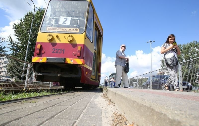 Wysiadła z tramwaju i złamała rękę oraz nogę