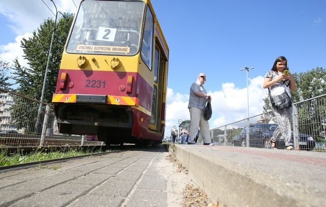 Wysiadła z tramwaju i złamała rękę oraz nogę