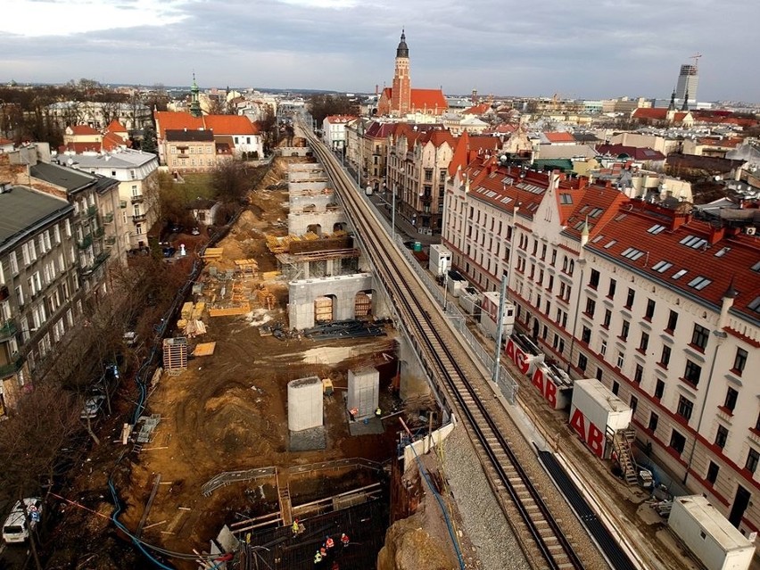 Kraków. Postępują prace związane z budową estakad w centrum. Pod nimi mieszkańcy chcą zieleń, tereny rekreacyjne, dopuszczają tam też usługi