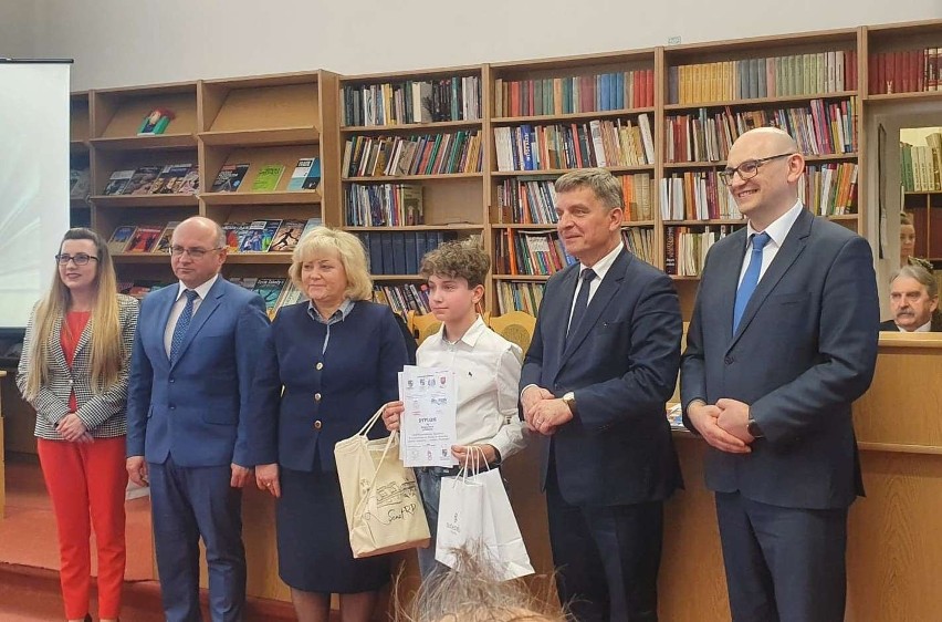 Kacper Forc ze Szkoły Podstawowej z Bilczy, w gminie Obrazów został laureatem wojewódzkiego konkursu recytatorskiego