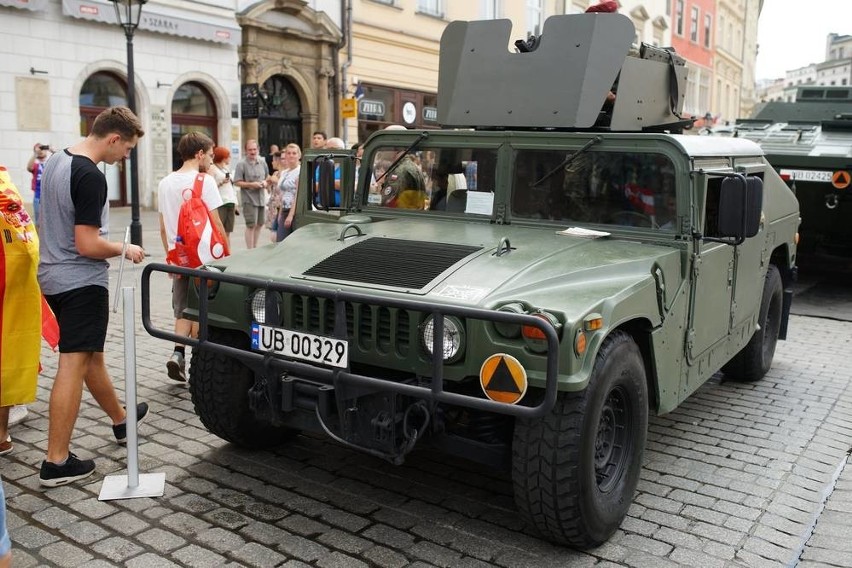 Opancerzony HMMWV przyjechał na krakowski Rynek z...