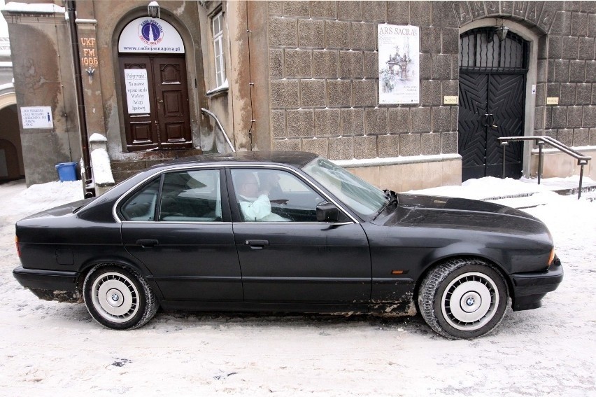 BMW Jana Pawła II i papieskie trony na wystawie, na Jasnej...