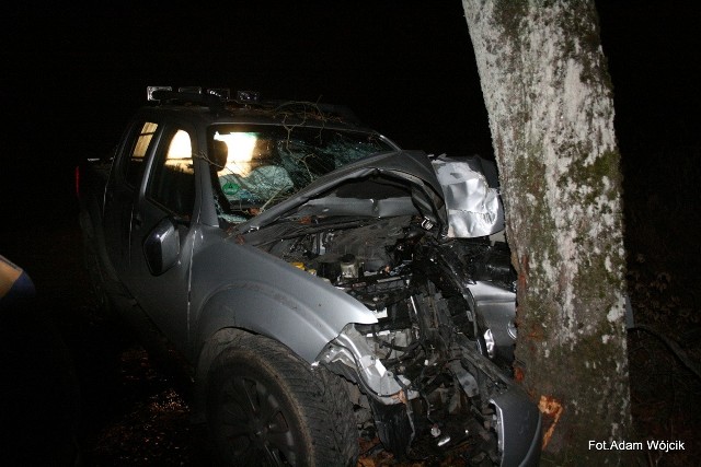 Nissan uderzył w drzewo.