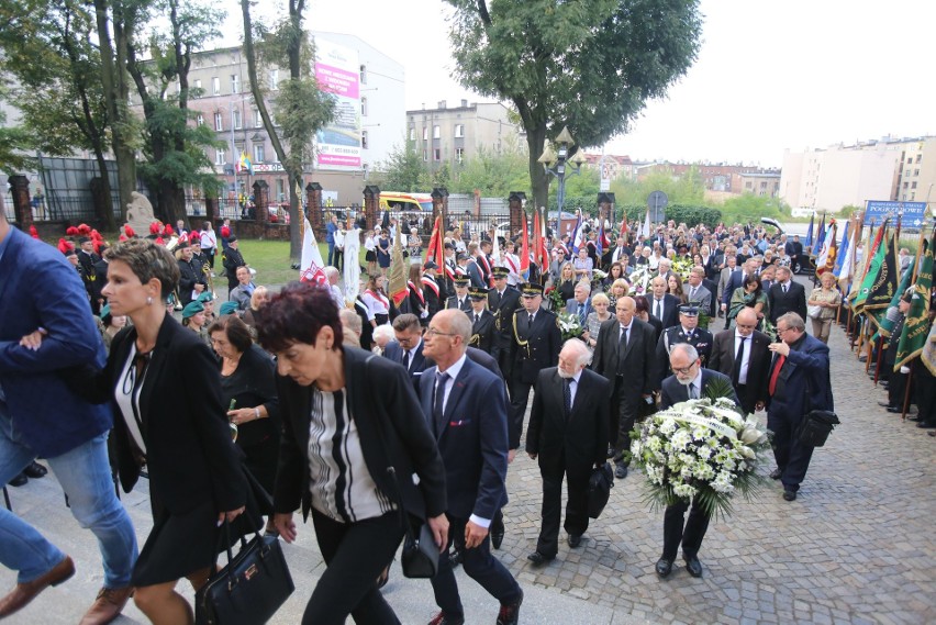 Pogrzeb arcybiskupa Szczepana Wesołego. Zmarły,, zgodnie ze...