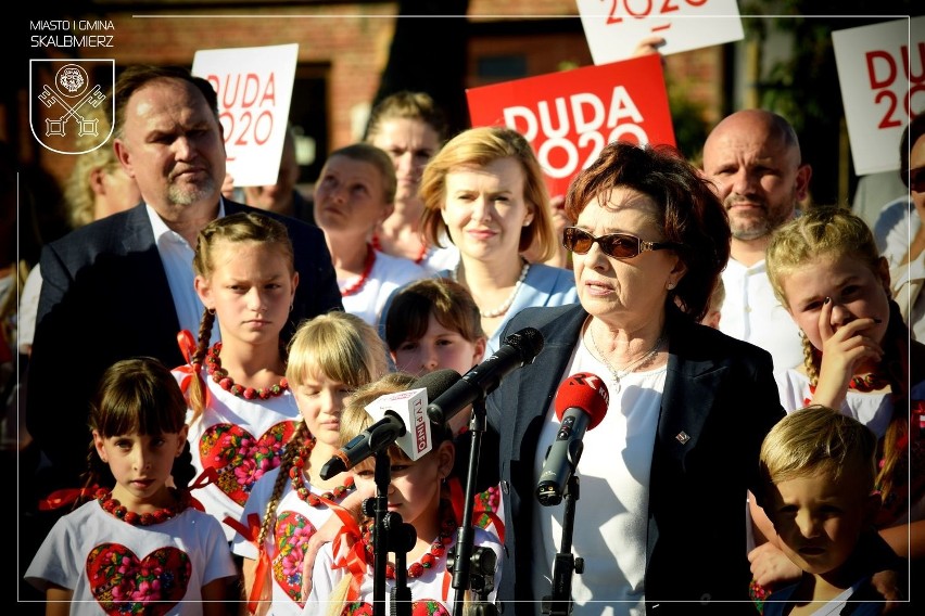 Marszałek Sejmu Elżbieta Witek w Skalbmierzu. Szefową polskiego parlamentu powitano na Rynku iście po królewsku… [NOWE ZDJĘCIA]