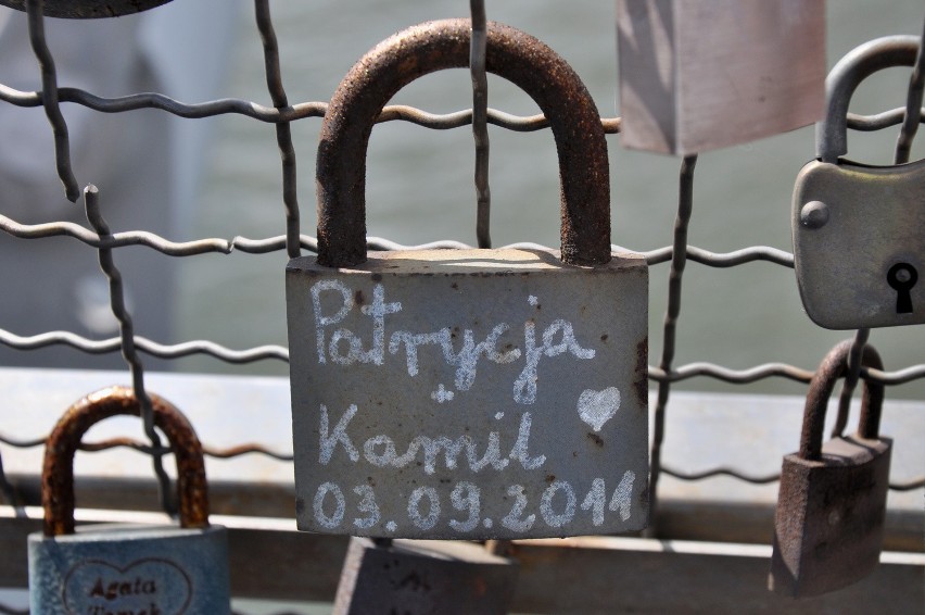 Kłódki na kładce Bernatka