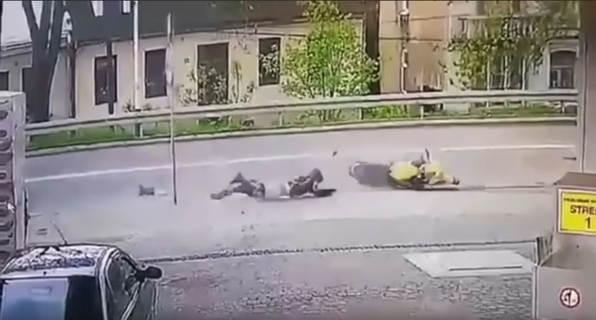 Wypadek motocyklisty. 28-latek stracił nogę. Szokujące zachowanie świadka! [wideo]