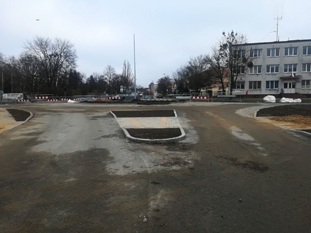 3 grudnia (wtorek) rozpoczął się kolejny etap prac przy budowie nowego ronda na bydgoskim Błoniu. Drogowcy pracują obecnie nad budową wschodniej części skrzyżowania z ruchem okrężnym. W związku z tym zmienił się przebieg linii autobusowej nr 57.Smaki Kujaw i Pomorza odcinek 15