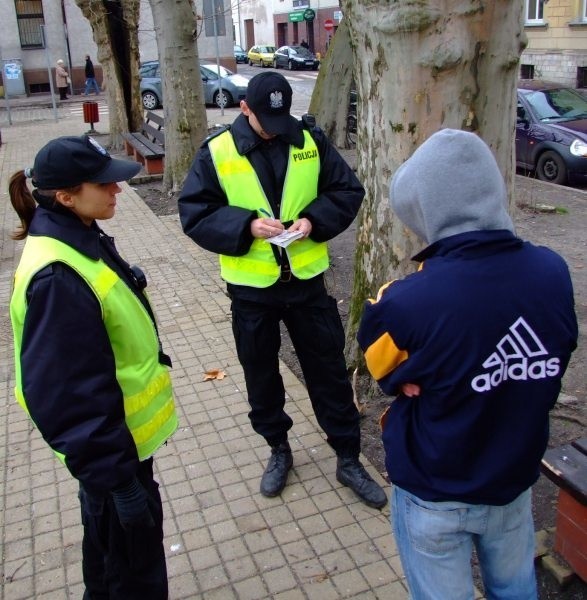 Posterunkowa Joanna Tomczuk i sierżant Bogumił Ugiński doskonale wiedzą, które miejsca w Strzelcach Opolskich trzeba patrolować.